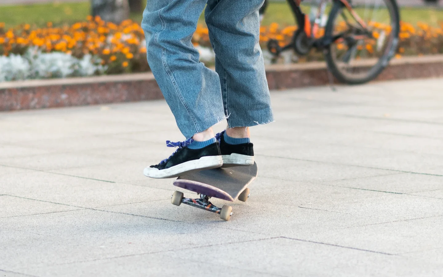 Skateur en pleine figure sur sa planche, sur une place urbaine · photo d'illustration